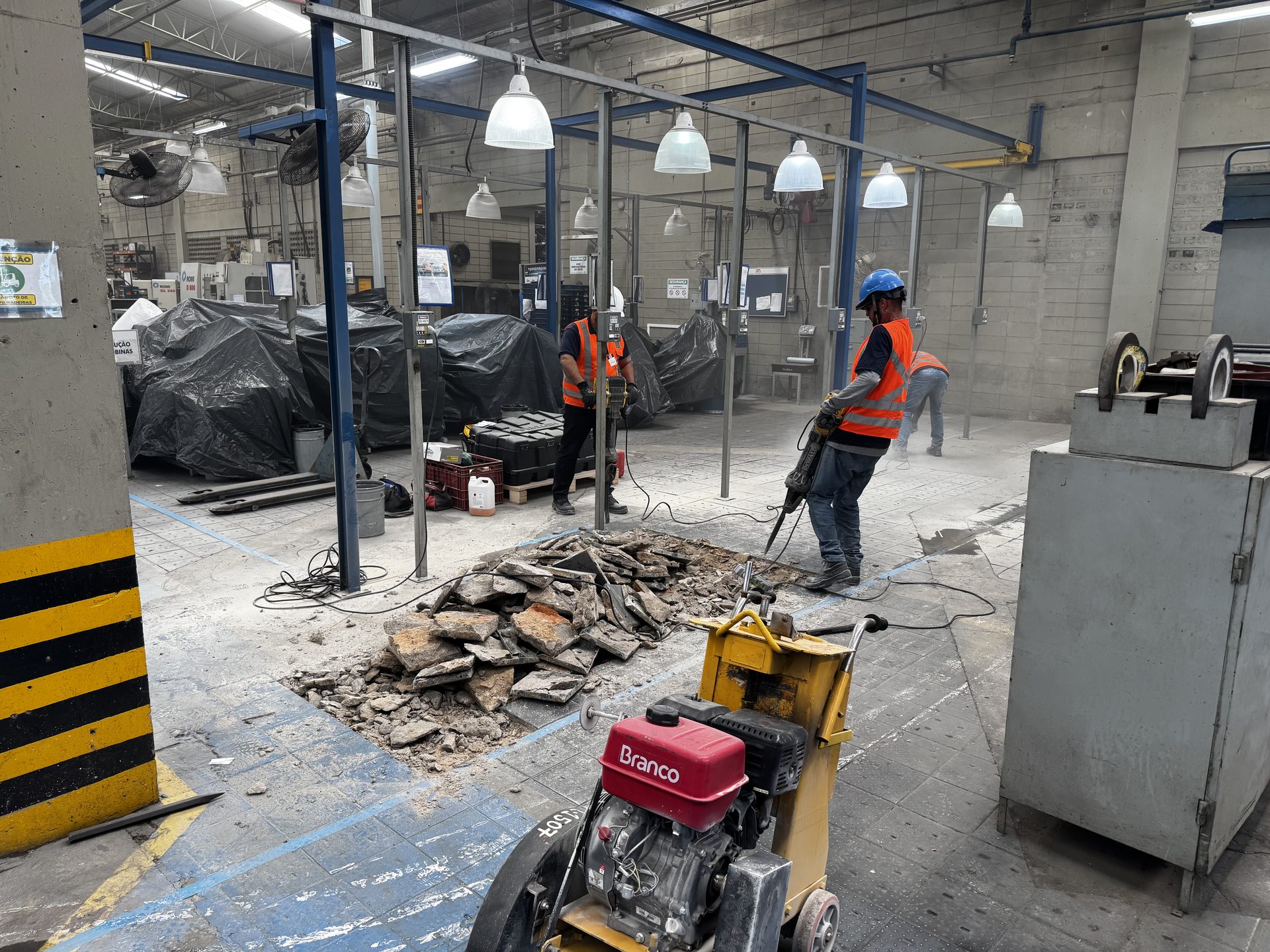 Obra de piso industrial em concreto polido – AS Construction